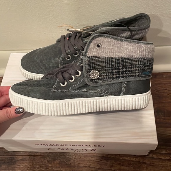 NWT Blowfish Gray Lace Up Shoes - Size 7 - Picture 3 of 5